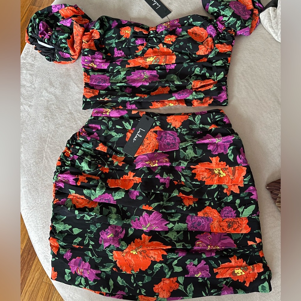 🆕 Lulus floral print 2-piece strapless crop top and skirt set. Top S/Skirt XS